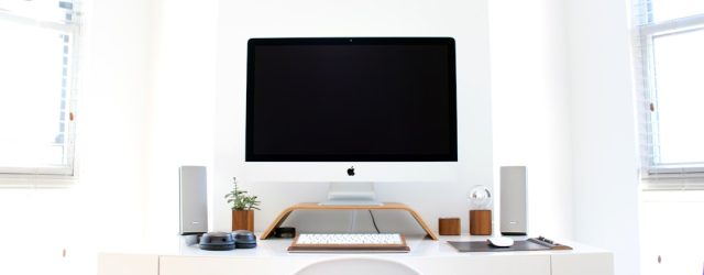 Photo Home office: desk, chair, laptop, plants